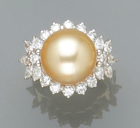 Bonhams : A South Sea cultured pearl, diamond and eighteen karat gold ring