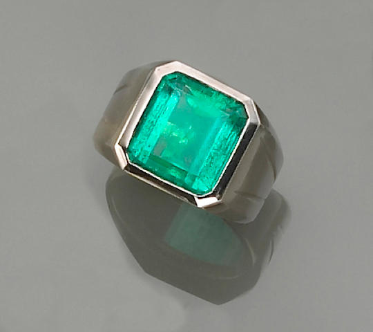 Bonhams : An emerald ring