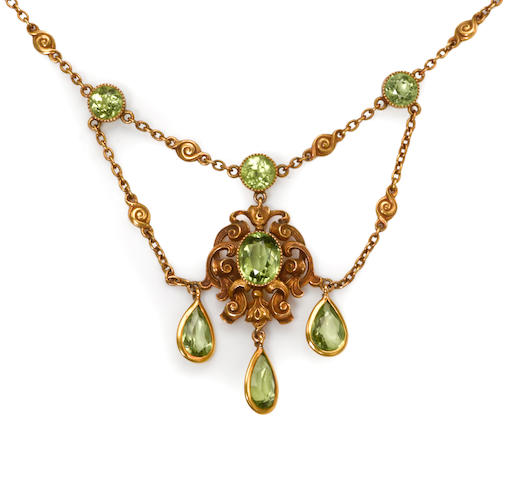 Bonhams : An art nouveau peridot and fourteen karat gold necklace,