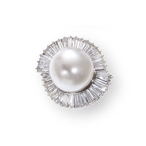Bonhams : A South Sea cultured pearl and diamond ring