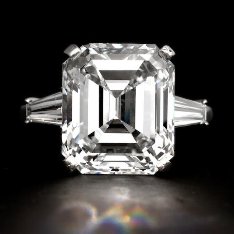 Bonhams : A diamond solitaire ring