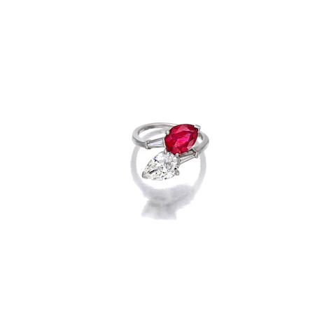 Bonhams : A diamond and ruby ring