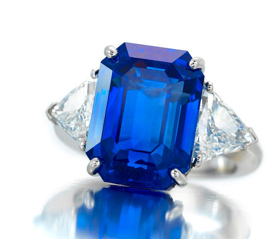 Bonhams : An elegant sapphire and diamond ring