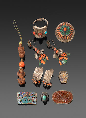 Bonhams : A group of decorative Asian items