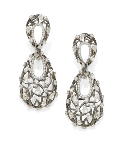 Bonhams : A pair of diamond and 18k white gold ear pendants
