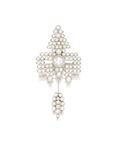 Bonhams : A pearl jabot pin