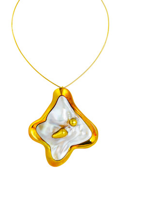 A shell and eighteen karat gold pendant/brooch, Takashi Wada image 1