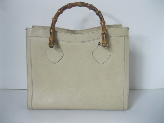 A Gucci tan leather handbag image 3