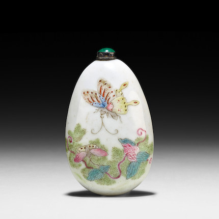 Bonhams : A FAMILLE-ROSE PORCELAIN 'BUTTERFLIES' SNUFF BOTTLE 1820-1850