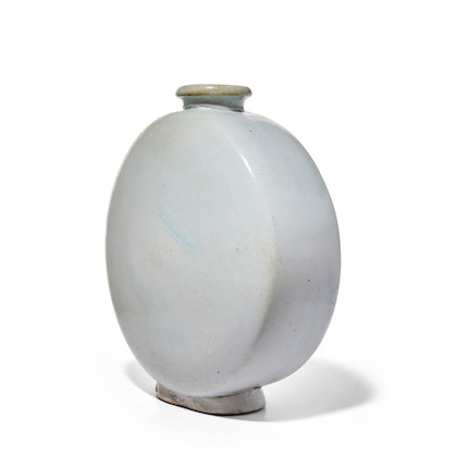 A large and fine porcelain Moon Flask Joseon dynasty (1392-1897), 16th/17th century image 3