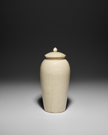 A GLAZED WHITE STONEWARE JAR AND COVER Sui dynasty image 4