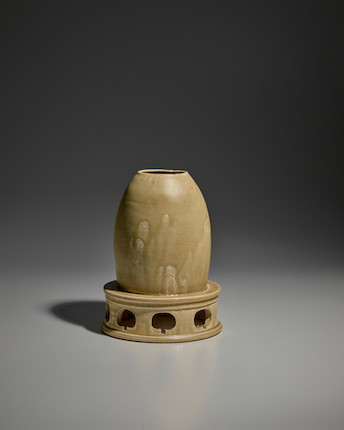 A GREEN GLAZED STONEWARE MODEL OF A GRANARY Sui dynasty image 1