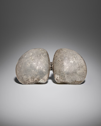 A FINELY CHASED SILVER SHELL-FORM BOX  Tang dynasty image 3