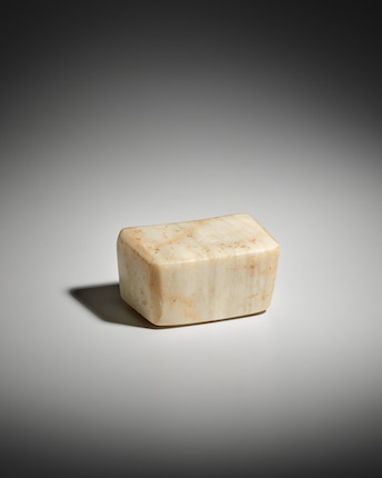 A RARE STRIATED WHITE MARBLE PILLOW Tang dynasty image 1