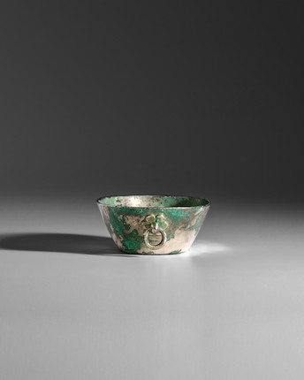 A SMALL OVAL SILVER CUP WITH RING HANDLE Tang dynasty image 2