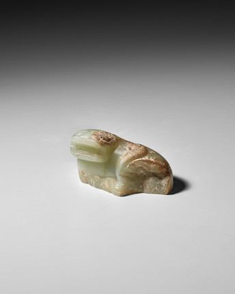A FRAGMENTARY ARCHAIC WHITE JADE RECUMBENT TIGER Han dynasty image 2
