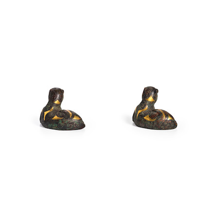A PAIR OF INLAID AND GILDED BRONZE TIGER WEIGHTS Han dynasty image 3
