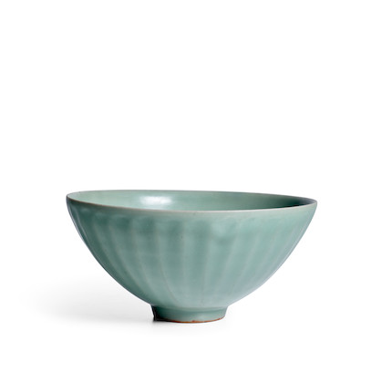 AN EXTREMELY LARGE LONGQUAN CRYSANTHEMUM-PETAL CONICAL BOWL   Southern Song Dynasty (1127-1279) image 1