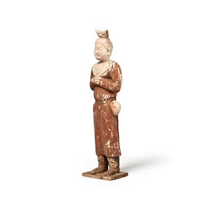 AN UNUSUAL PAINTED POTTERY FIGURE OF AN ATTENDANT  Tang dynasty image 1