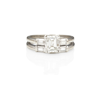 A WHITE GOLD AND DIAMOND RING image 1