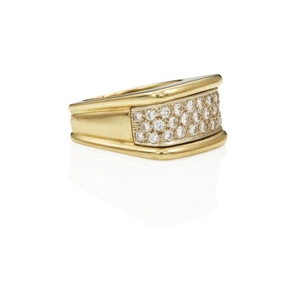 A GOLD AND DIAMOND RING image 1