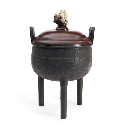 A BRONZE RITUAL TRIPOD 'DING' FOOD VESSEL image 3