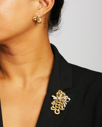A PAIR OF 14K GOLD AND DIAMOND EARRINGS AND A 14K BI-COLOR GOLD AND DIAMOND PENDANT BROOCH SET image 2