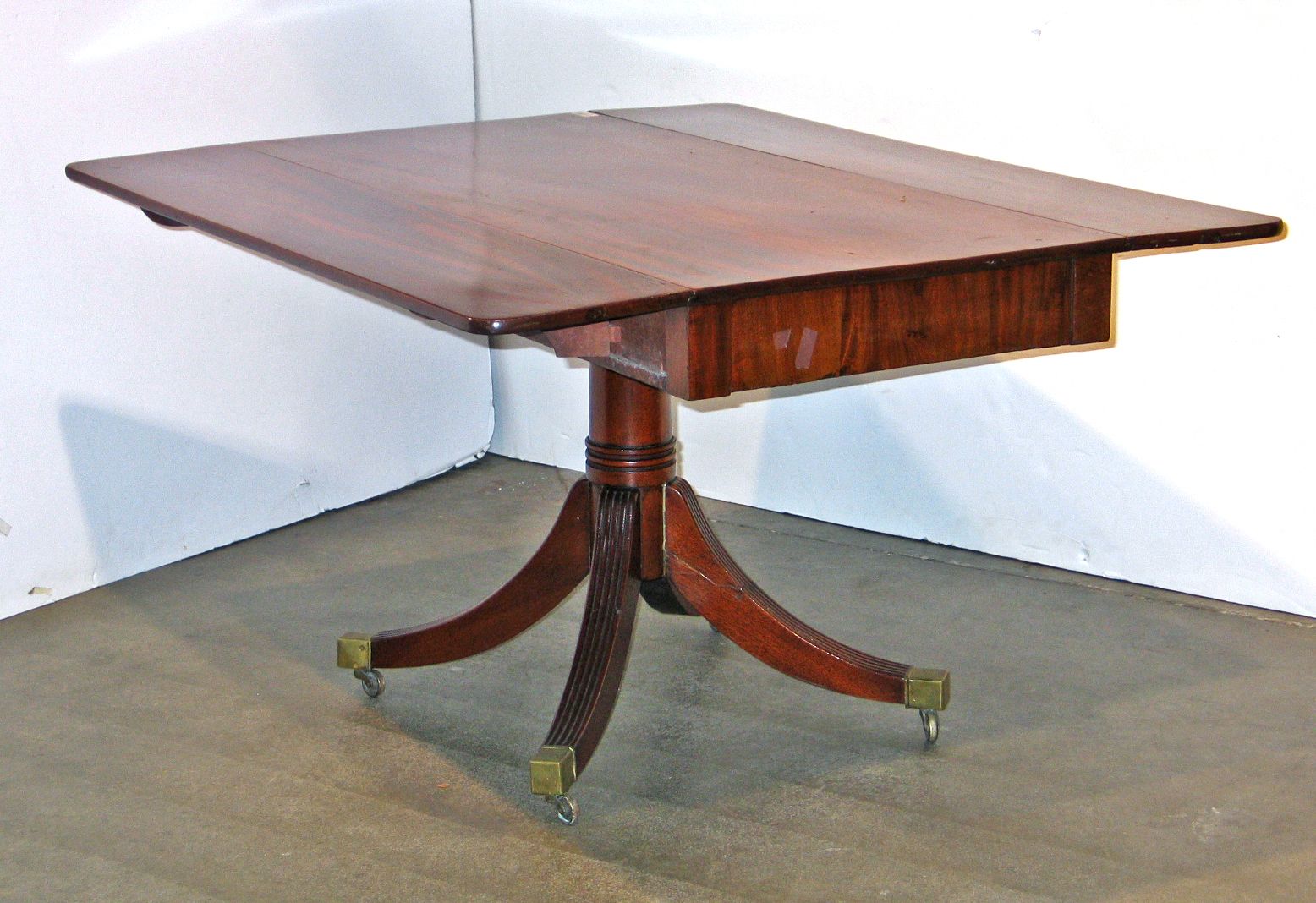 A Regency mahogany drop leaf table