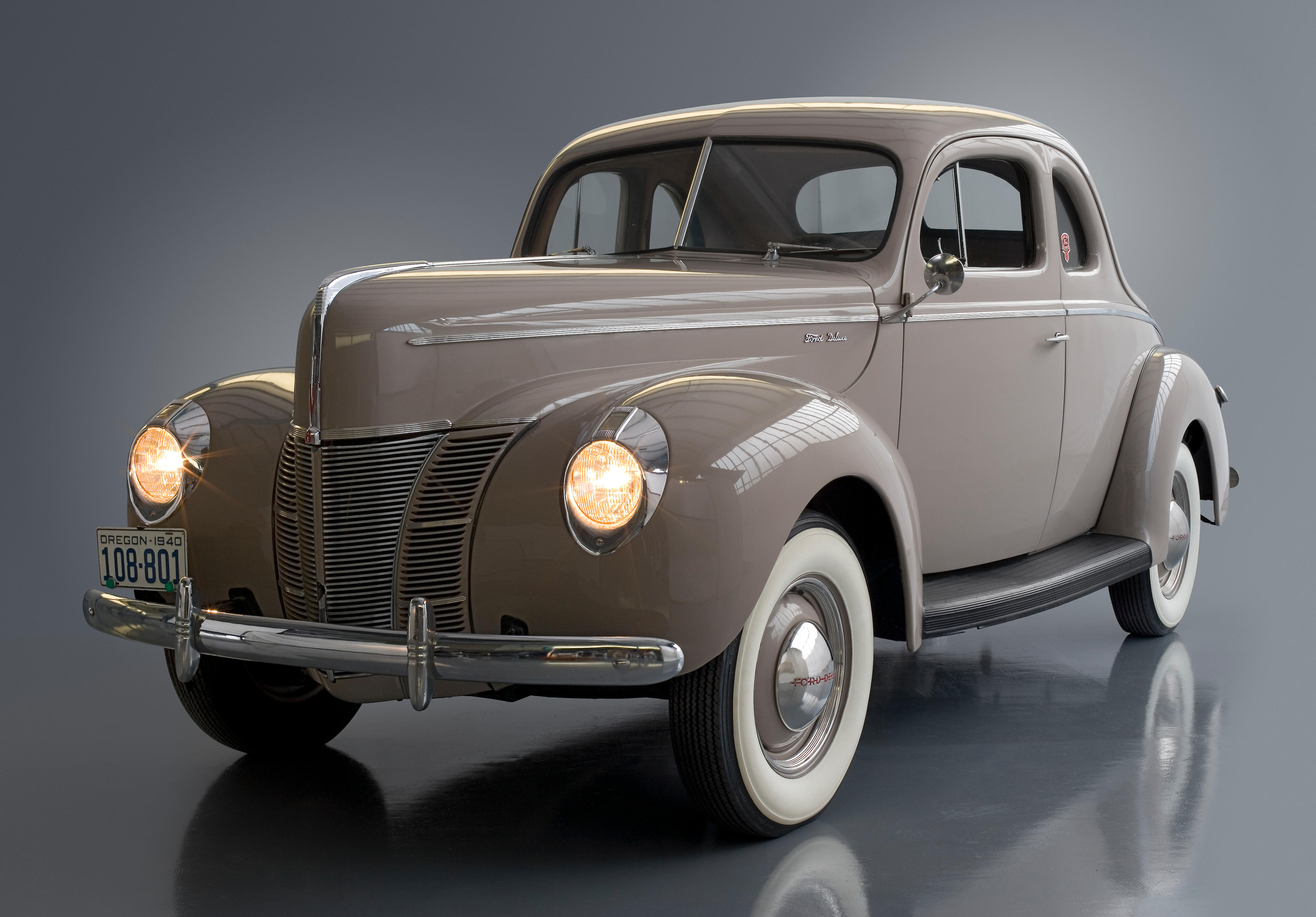 Ford v8 Deluxe 5 Window Coupe 1940