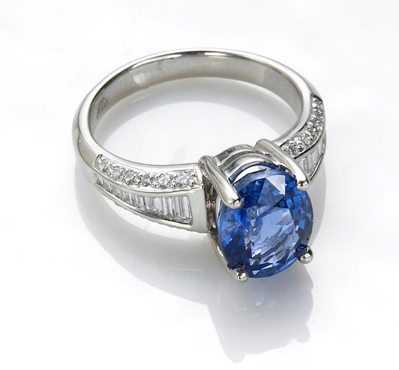 Bonhams : A sapphire and diamond ring