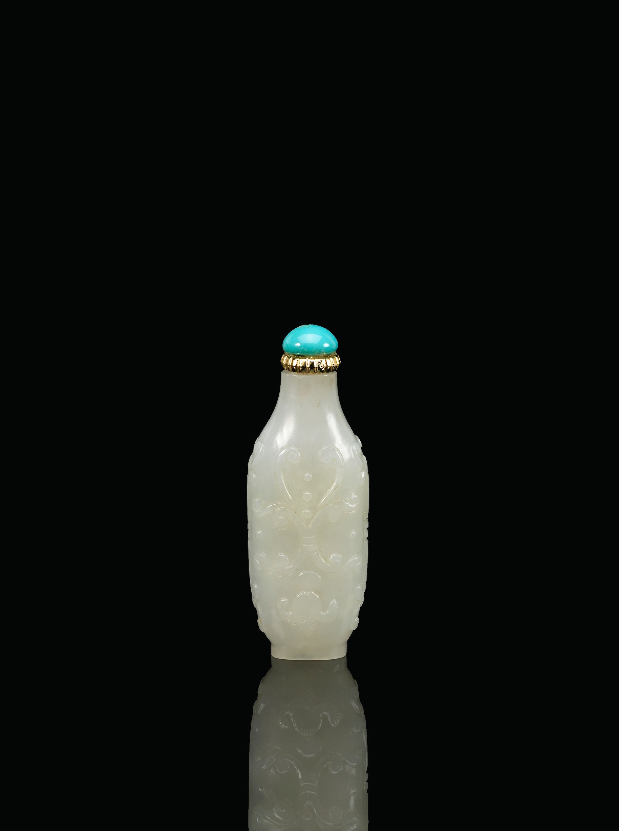 A white jade snuff bottle