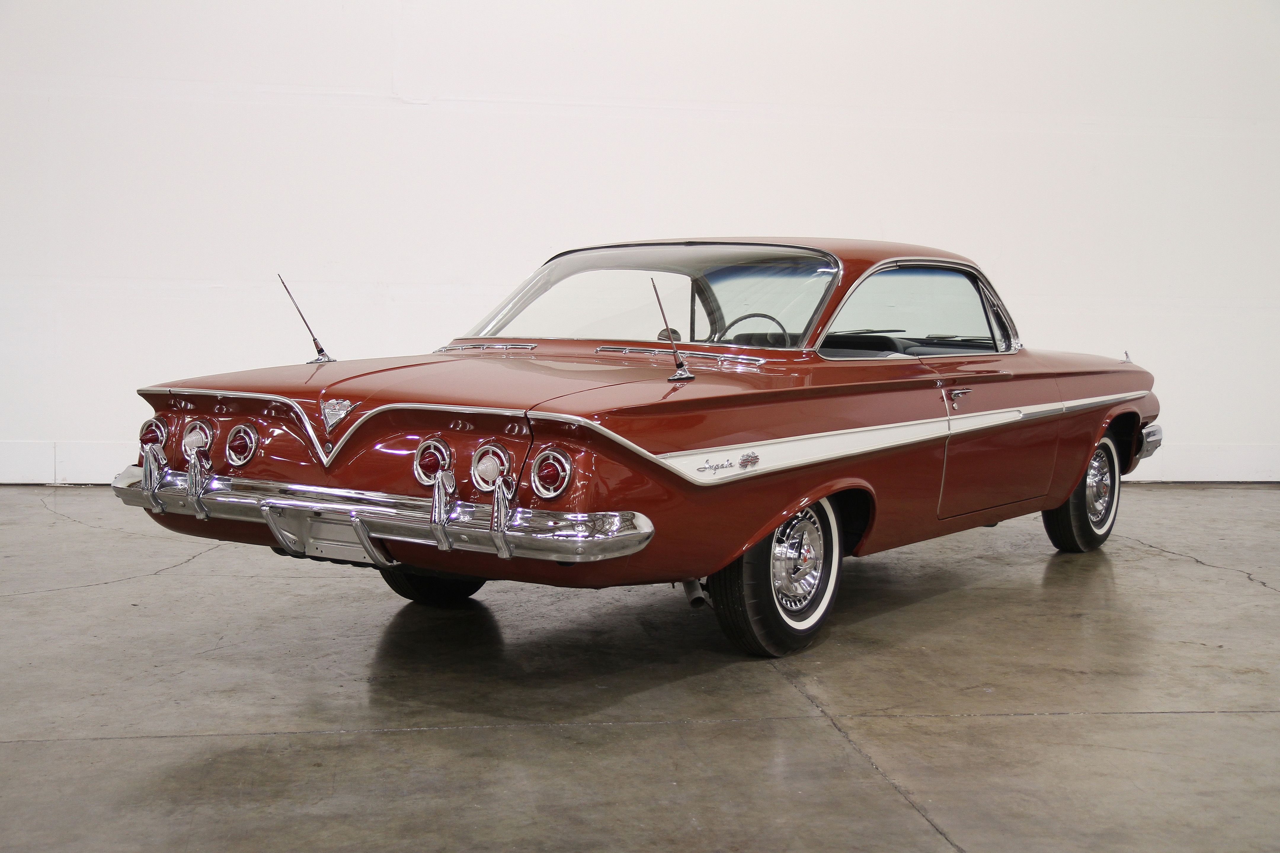 1961 Impala SS 409 Bubble Top Coupe 1:18-Scale Diecast Car Featuring A