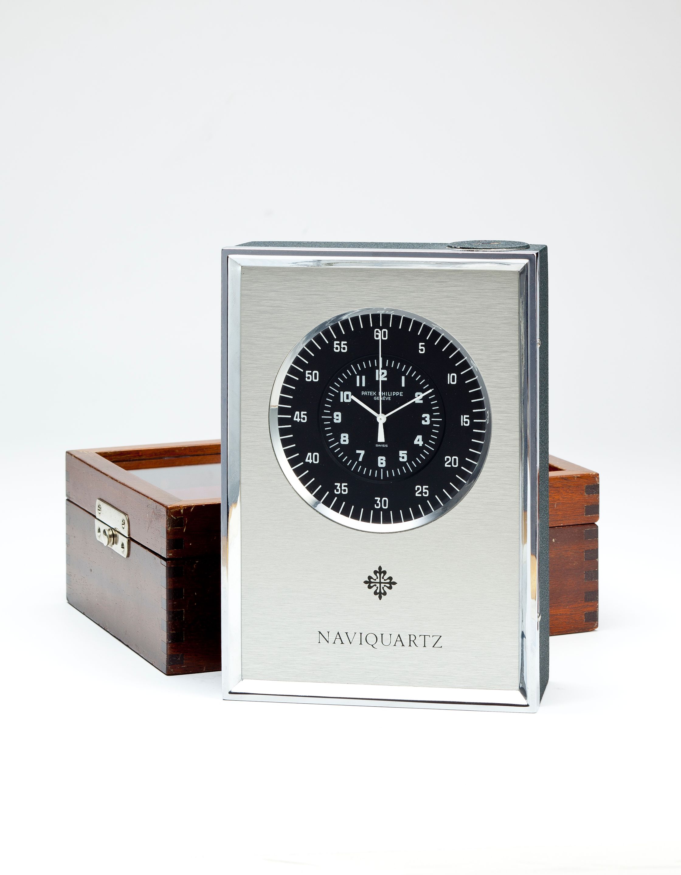 Patek Philippe. A fine quartz marine chronometer and mahogany deck box