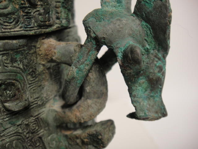 Bonhams : A rare archaic bronze covered vessel, Yu Western Zhou Period