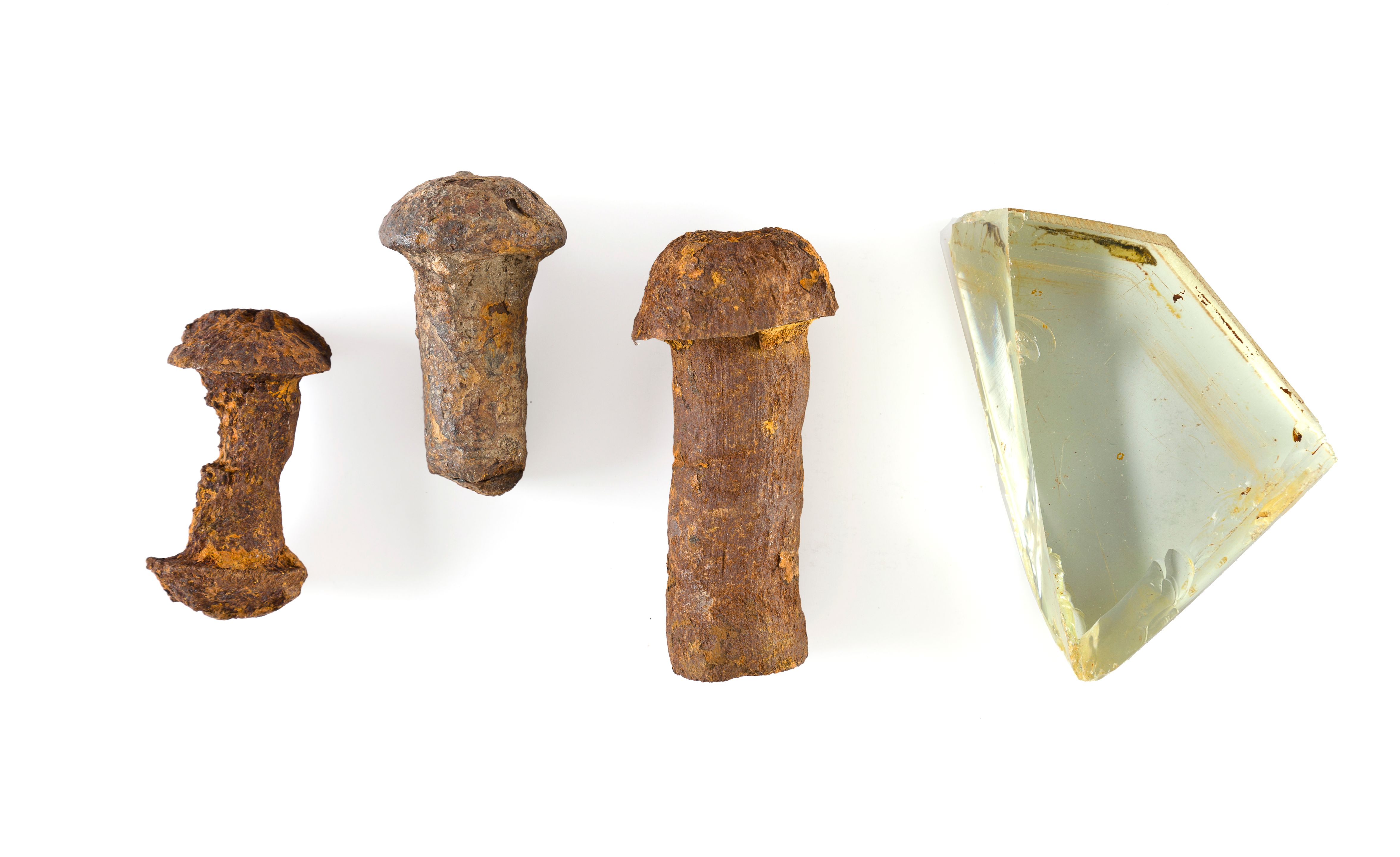 [TITANIC WRECK] Three rivets and one piece of porthole glass circa 1911