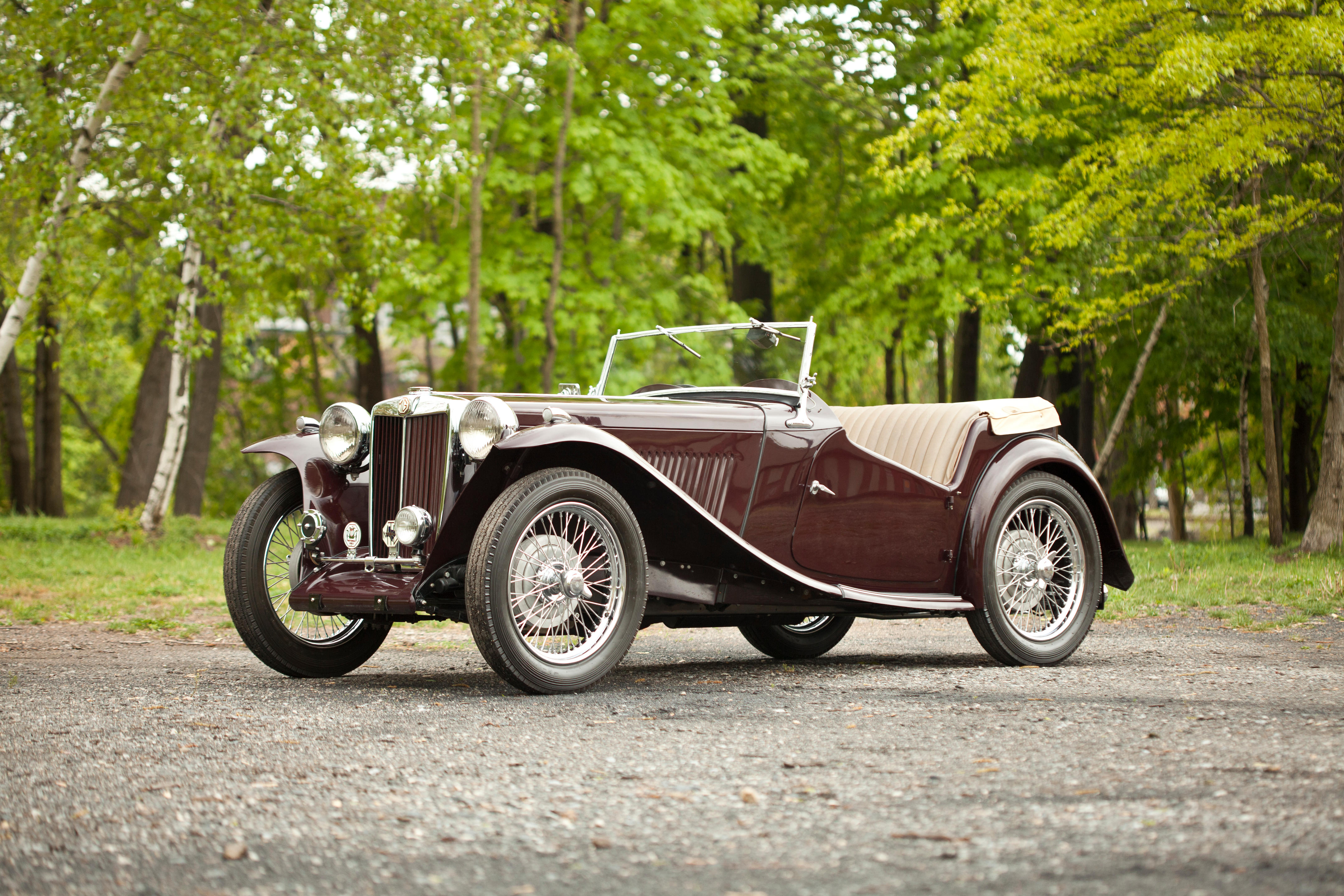 Ретро. Родстер MG TC 1945. MG TC midget. MG-TC 1945. Классический автомобиль.