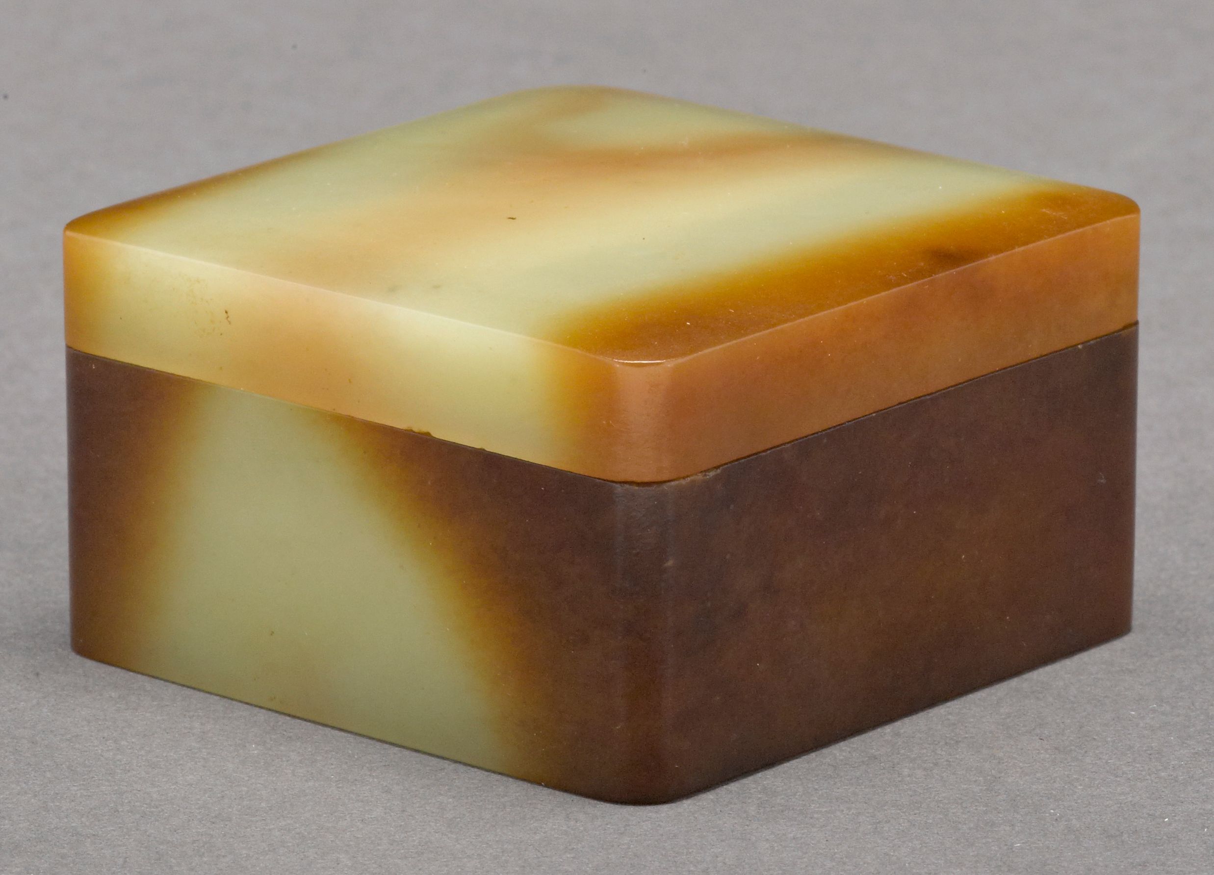 A yellow jade square-sectioned covered box