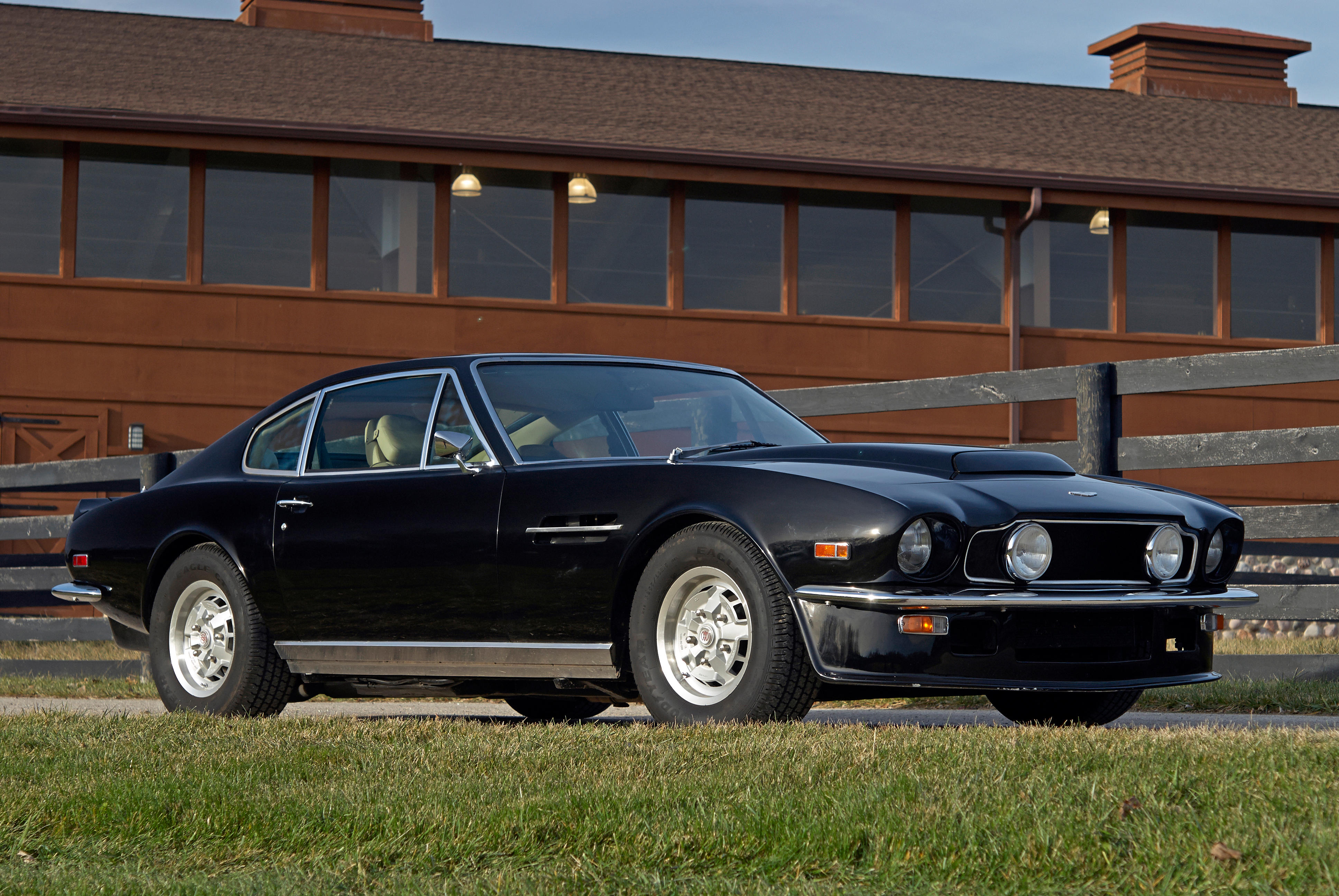 Классик 8. Aston Martin v8 Vantage 1977. Aston Martin Vantage 1977. Астон Мартин вантаж 1977. Aston Martin v8 Vantage.