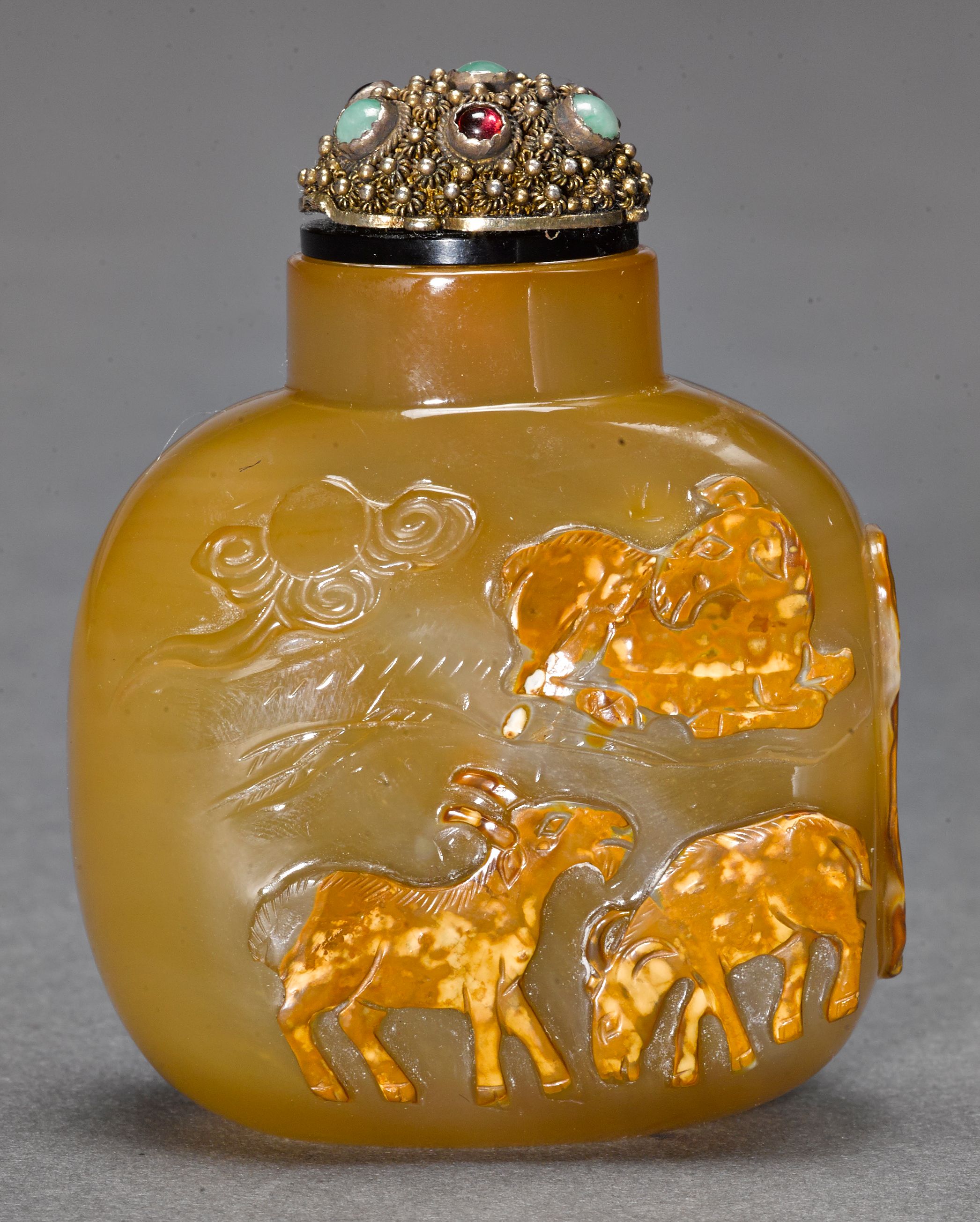 An agate snuff bottle