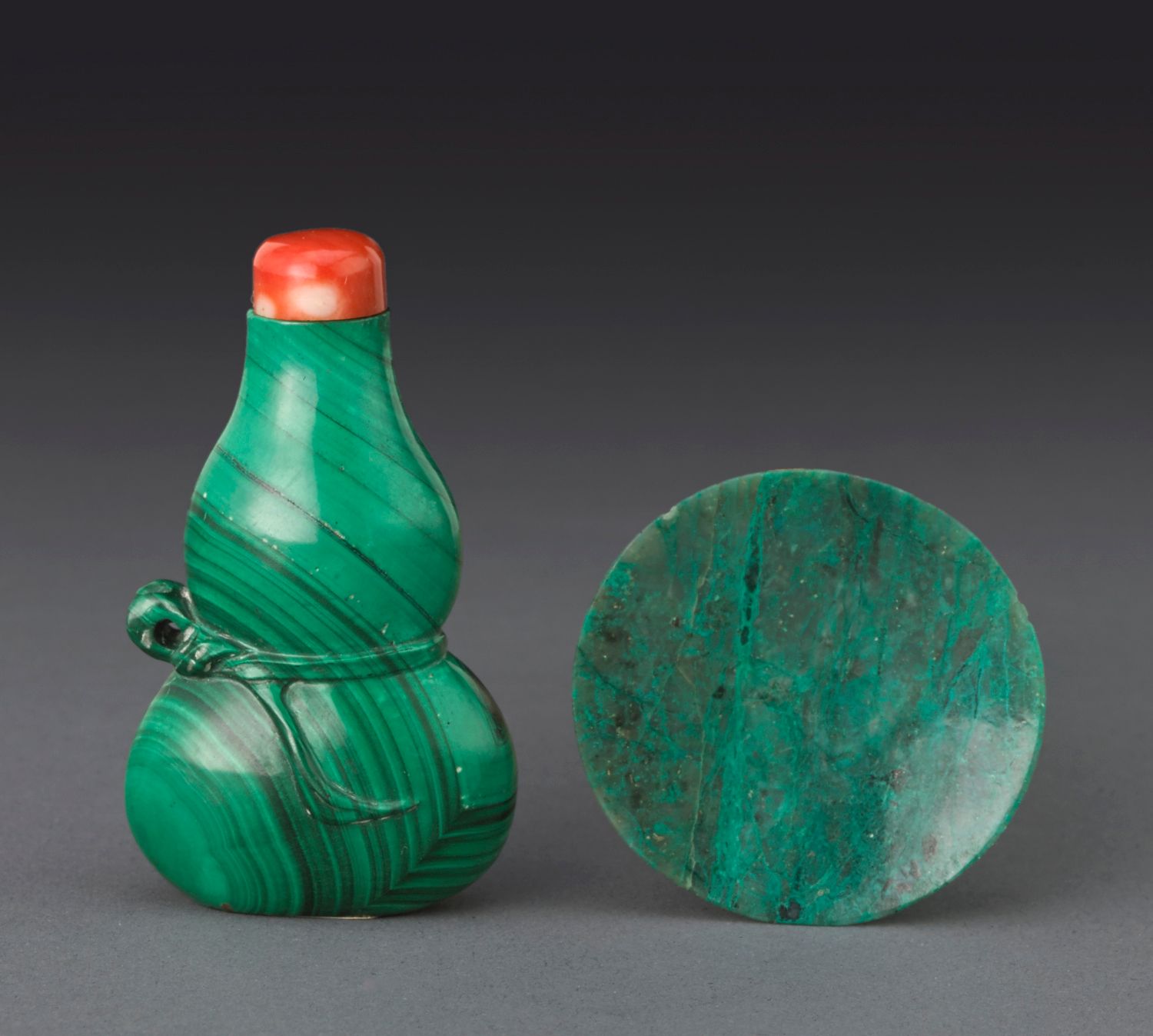 A malachite snuff bottle