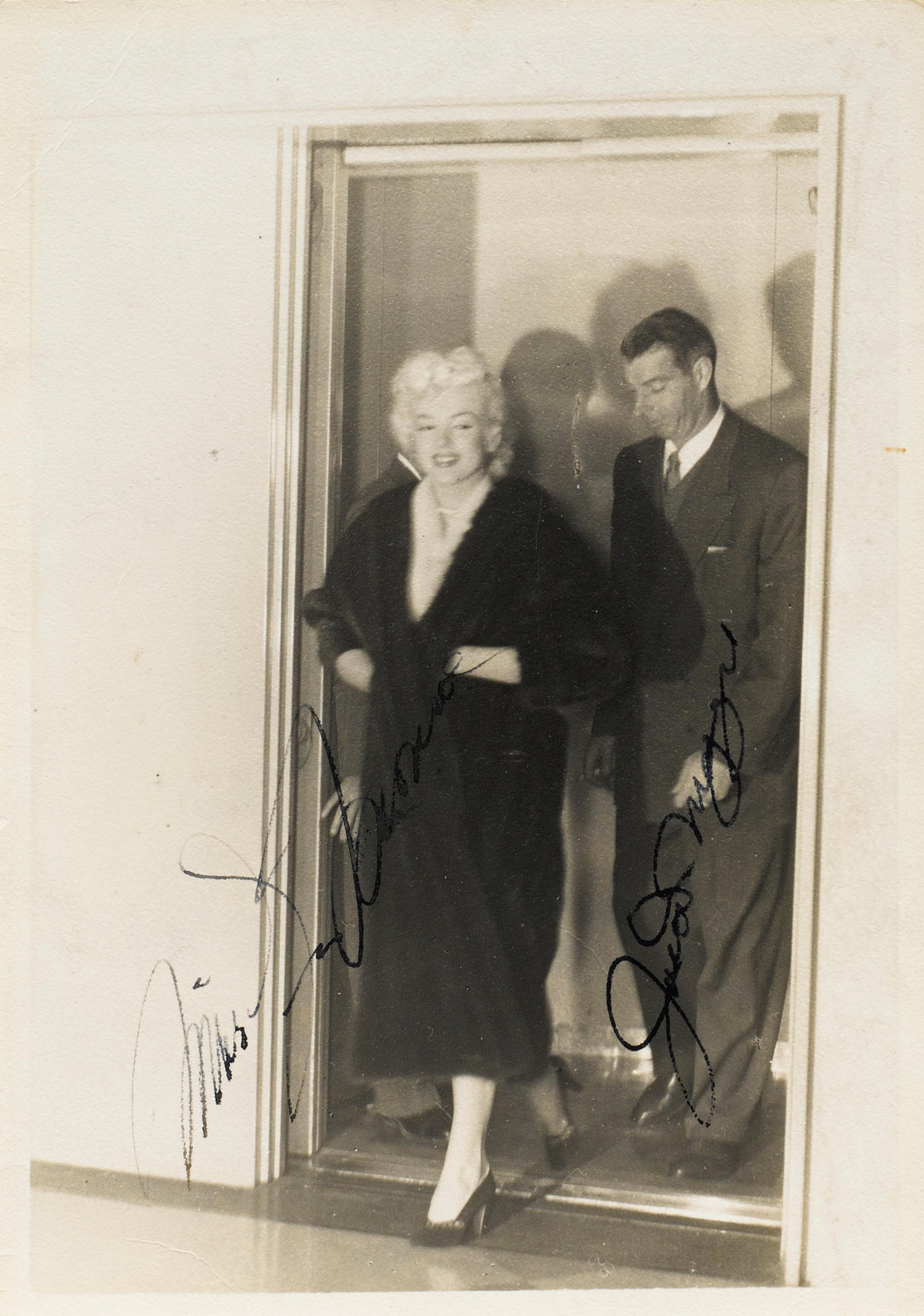 A signed photograph of Marilyn Monroe and Joe DiMaggio - auctions ...