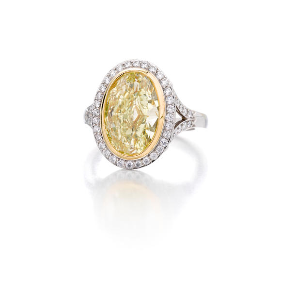 Bonhams : A fancy colored diamond and diamond ring