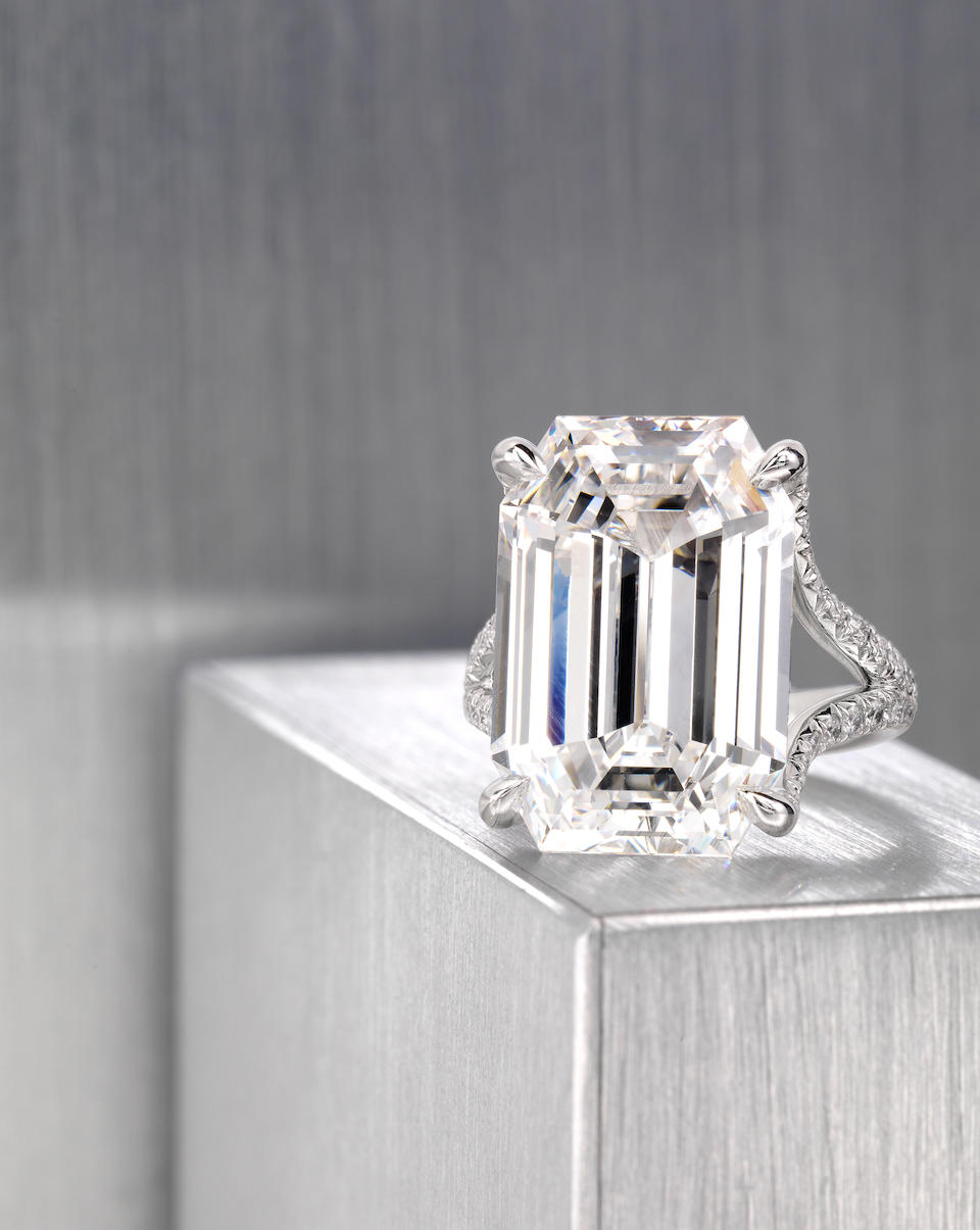 Bonhams : A superb diamond ring