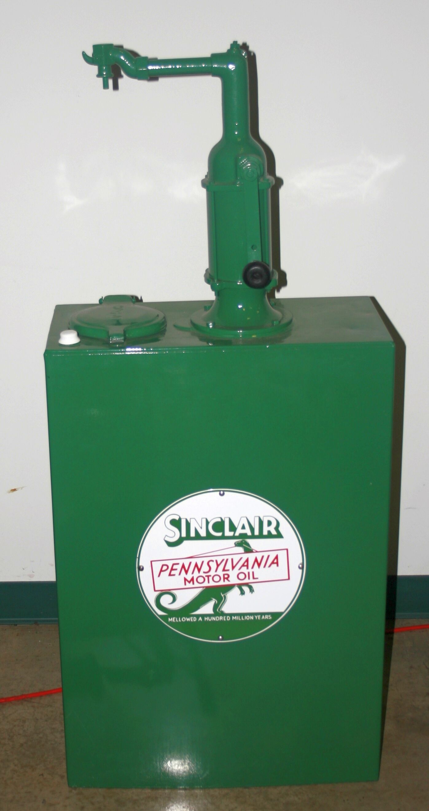 Bonhams SINCLAIR MOTOR OIL FORECOURT DISPENSER BY WAYNE,