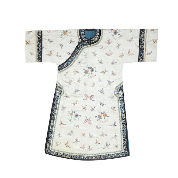 Bonhams : A Manchu woman's informal robe, changyi Late Qing dynasty