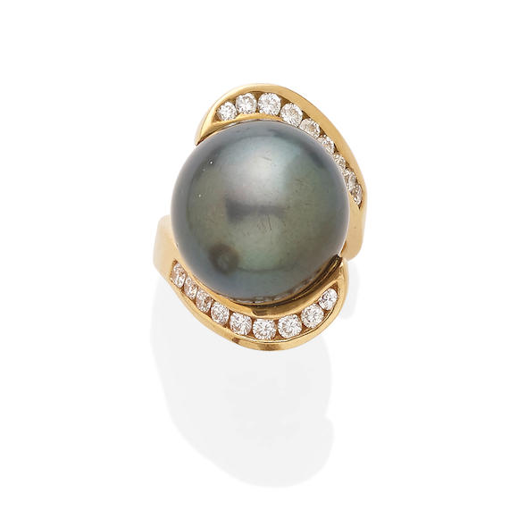 Bonhams : A pearl and diamond ring