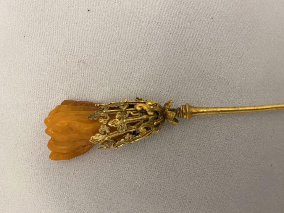 Bonhams : A gold and amber hairpin, baotoulian zan 18th/19th century