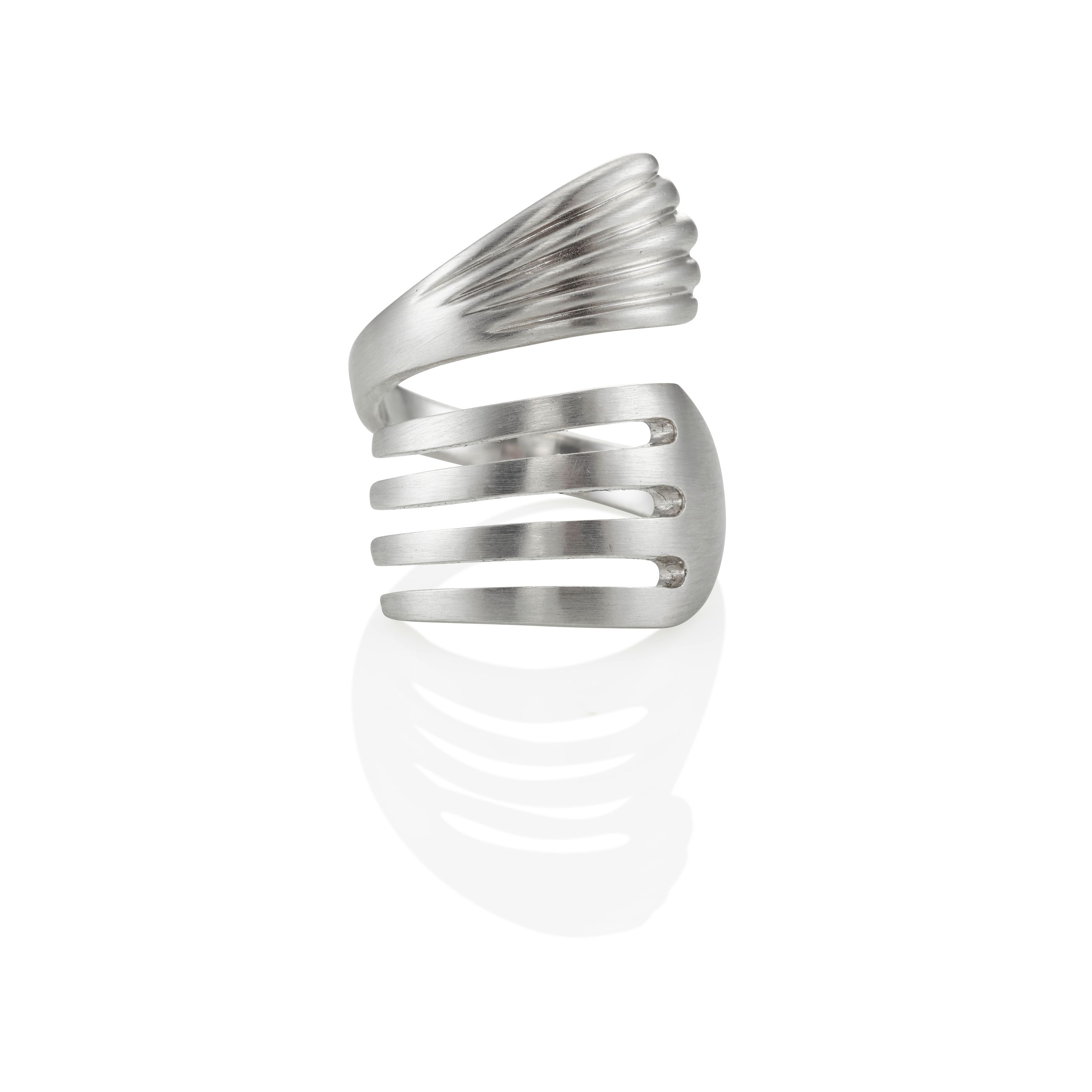 A WHITE GOLD RING