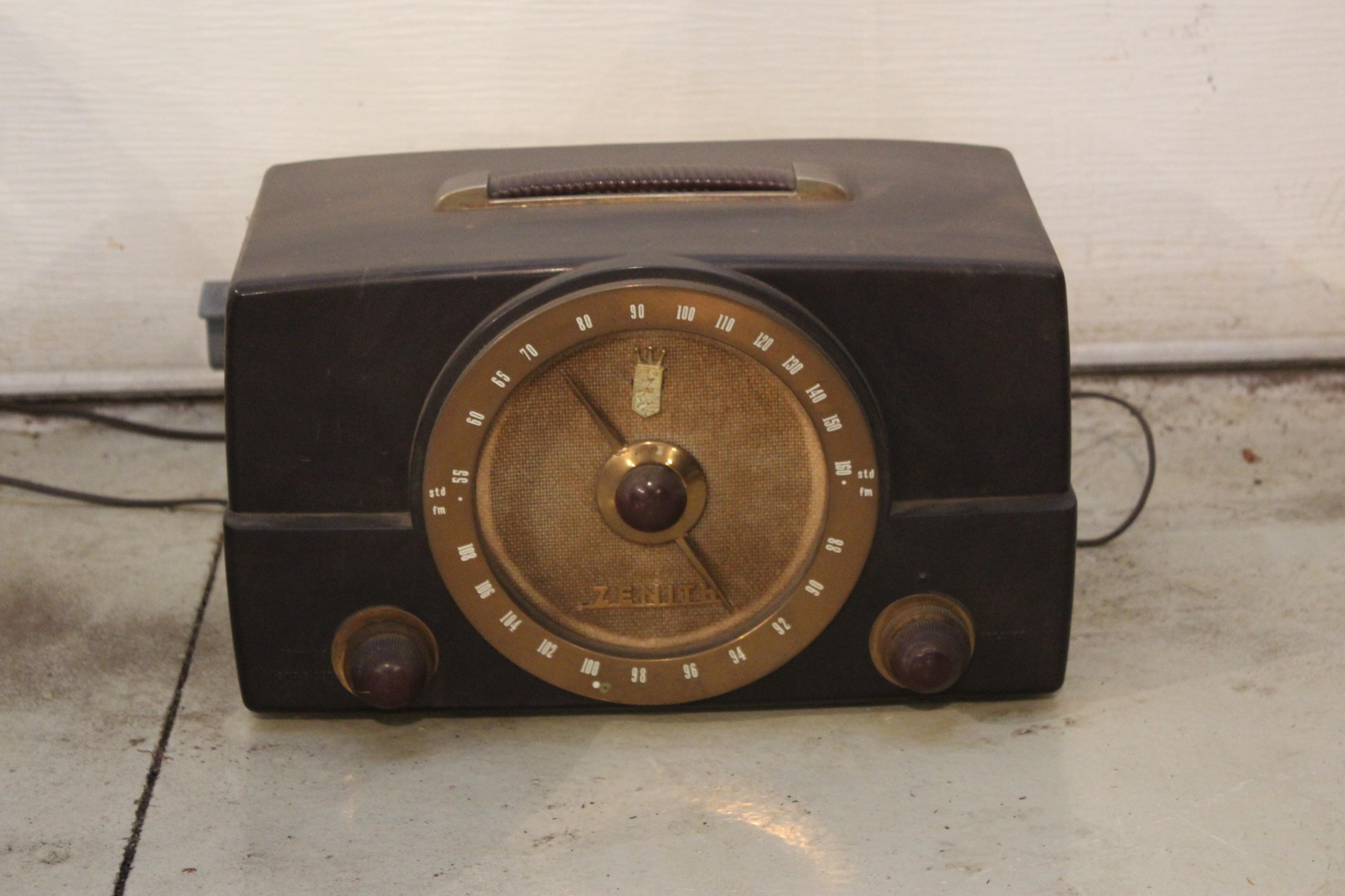 Vintage Zenith AM FM Tube Radio Model Y825 cheapest Bakelite? **Kinda works** read...