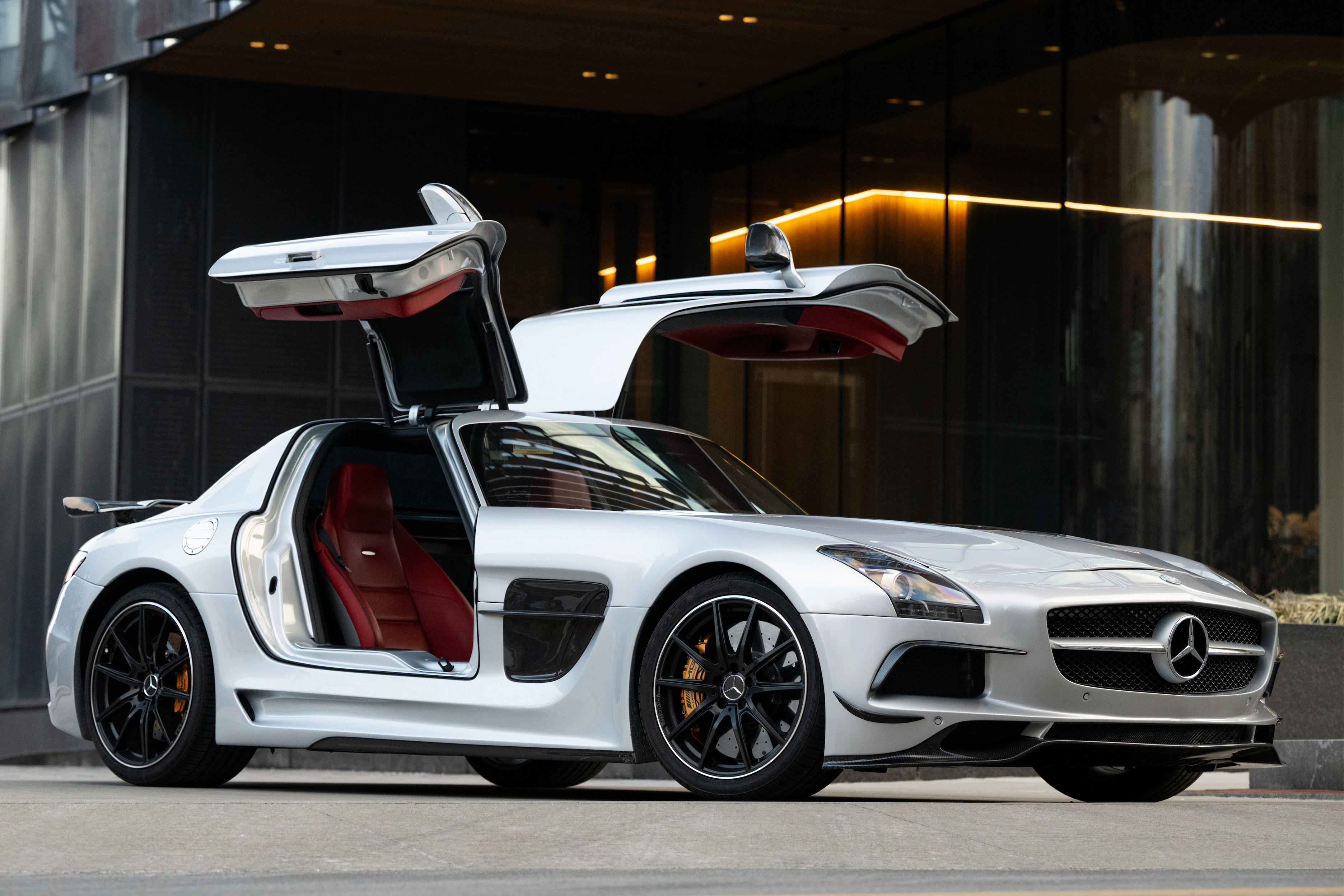 Minichamps 1:18 Mercedes-Benz SLS AMG Year 2010 mat silver